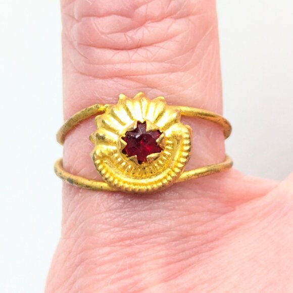 Dainty Shell Pinky Ring Red Rhinestone July Birthstone Glam Jewelry Size 5.5 - Picture 2 of 5